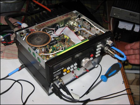 Nastavenie budenia PA sa dá iba R-trimrom v BMT-225.